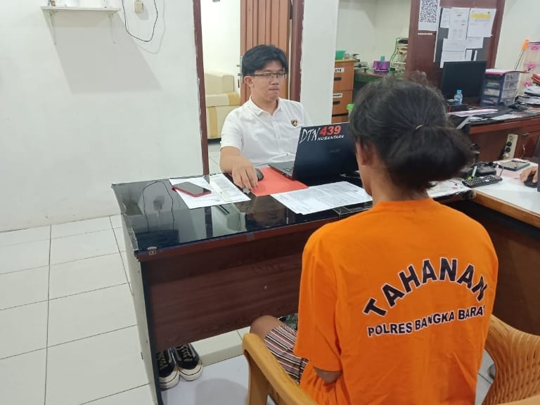 KF saat diperiksa petugas dari Satresnarkoba Polres Bangka Barat. Foto: Istimewa.