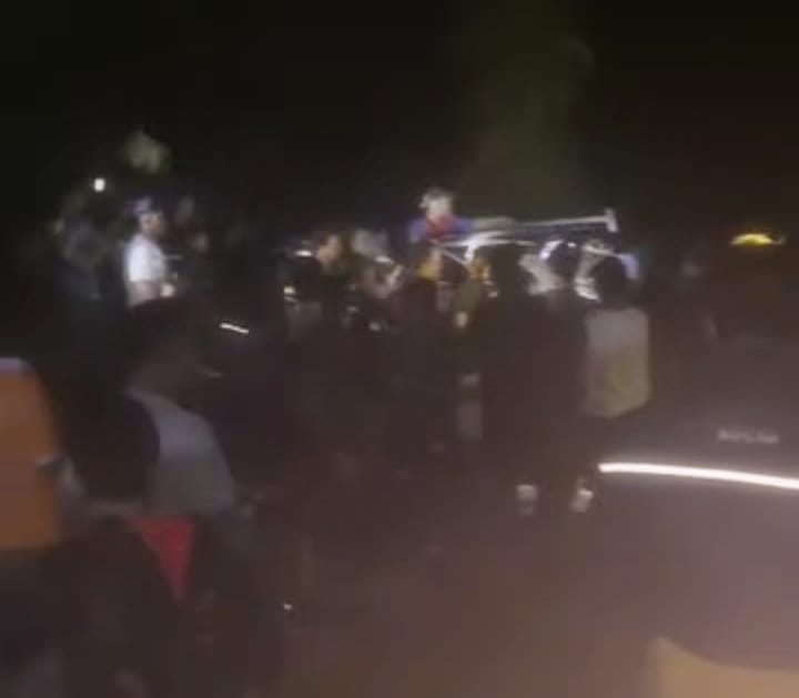 Warga yang mengamankan dua terduga pelaku pencurian buah kelapa sawit. Foto: Istimewa.