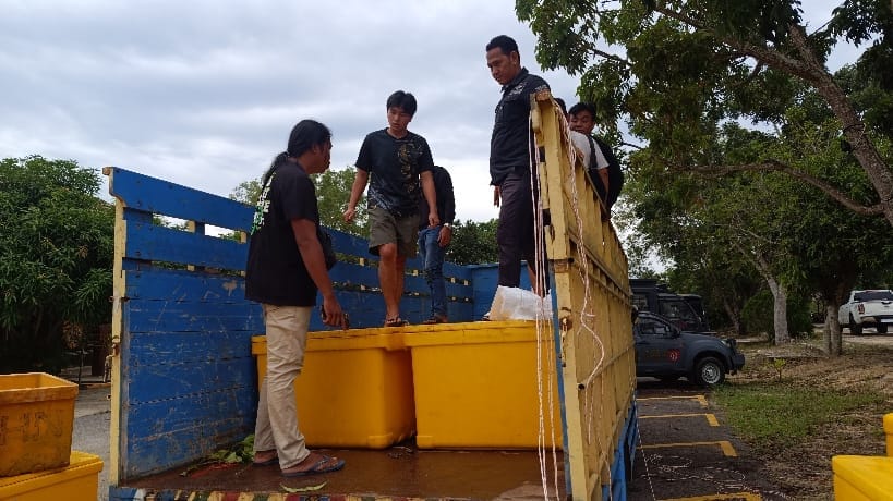 Petugas saat memeriksa muatan truk di Mapolres Bangka Barat. Foto: Rizki Ramadhani.