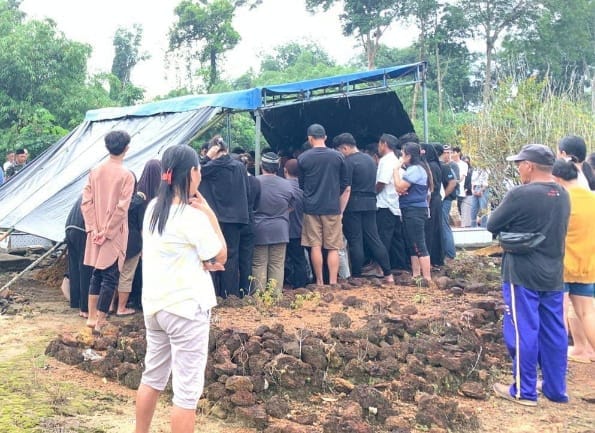 Proses pemakaman jenazah Revardo. Foto: Istimewa.