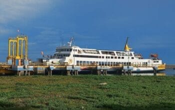 Kapal feri penumpang yang sedang berlabuh di Pelabuhan Tanjung Kalian Mentok. Foto: Sorotanbangka/Barong.