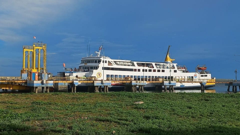 Kapal feri penumpang yang sedang berlabuh di Pelabuhan Tanjung Kalian Mentok. Foto: Sorotanbangka/Barong.