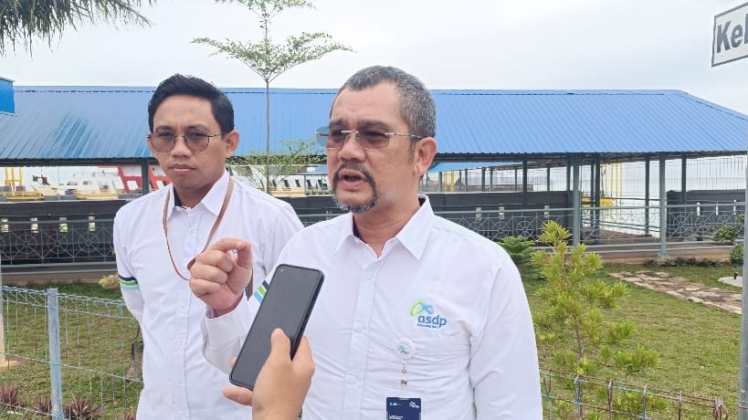 General Manager ASDP Cabang Bangka, Ardhi Ekapaty didampingi Manajer Usaha, Surya. Foto: Sorotanbangka/Los Ramos