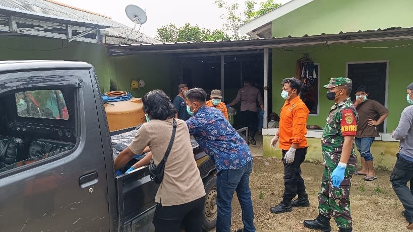 Petugas mengevakuasi jenazah Harun. Foto: Sorotanbangka/Rama.