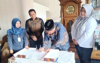 Penandatanganan hibah aset SPAM. Foto: Sorotanbangka / Rama.