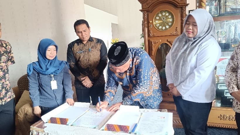 Penandatanganan hibah aset SPAM. Foto: Sorotanbangka / Rama.