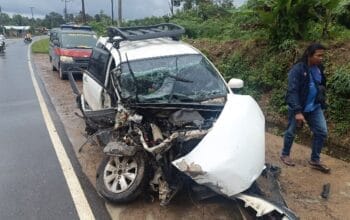 Minibus putih yang mengalami kecelakaan lalu lintas. Foto: Sorotanbangka/Rama
