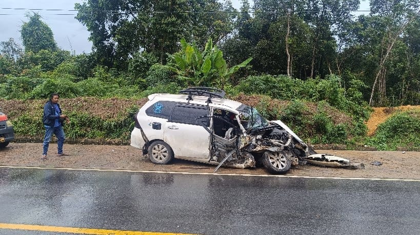 Minibus yang ditumpangi penumpang. Foto: Sorotanbangka / Rama.