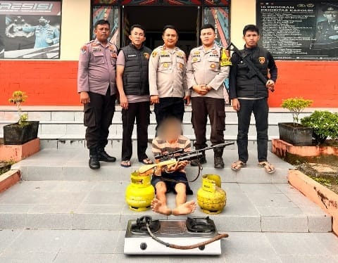 Tersangka pencurian saat diamankan di Mapolsek Sungai Selan. Foto: Istimewa.