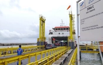 Aktivitas penyebrangan di Pelabuhan Tanjung Kalian. Foto: Sorotanbangka/ Rama.