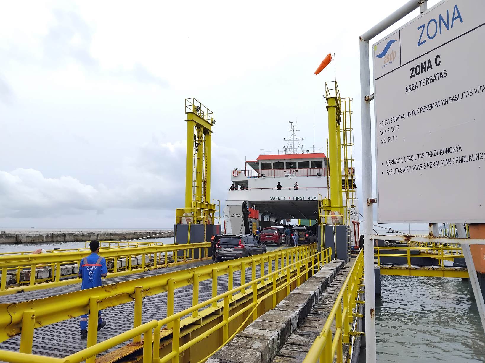 Aktivitas penyebrangan di Pelabuhan Tanjung Kalian. Foto: Sorotanbangka/ Rama.