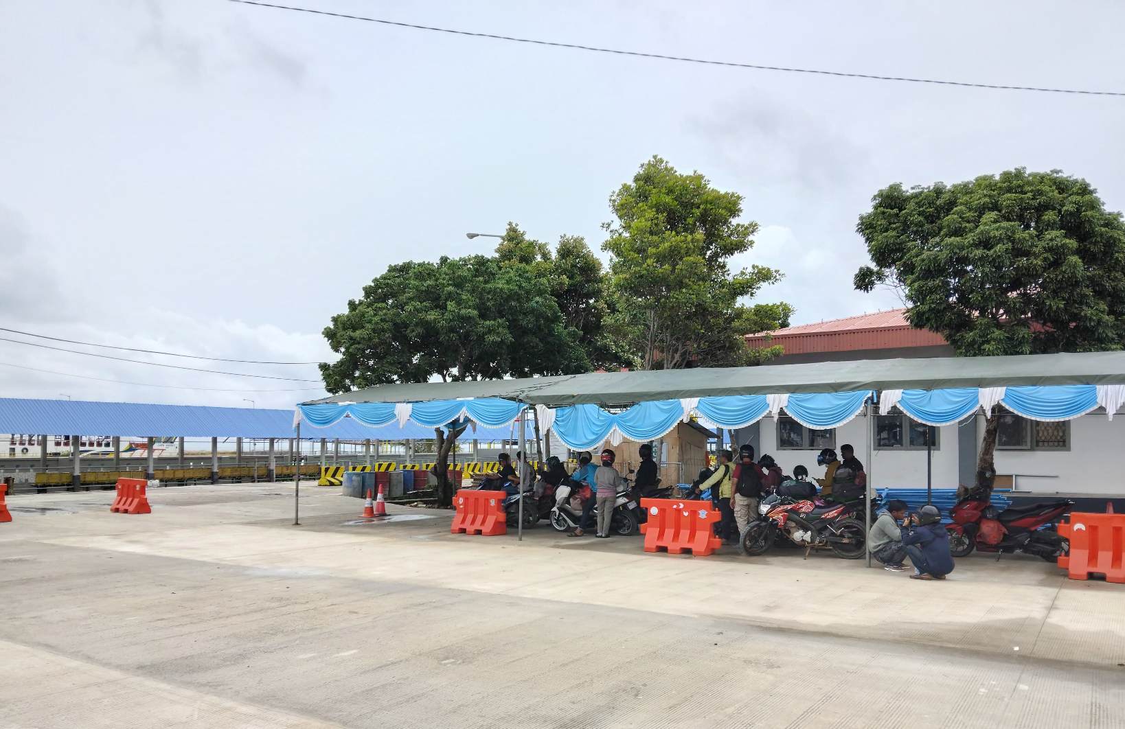 Penumpang hendak menyebrang. Foto: Sorotanbangka/Rama.