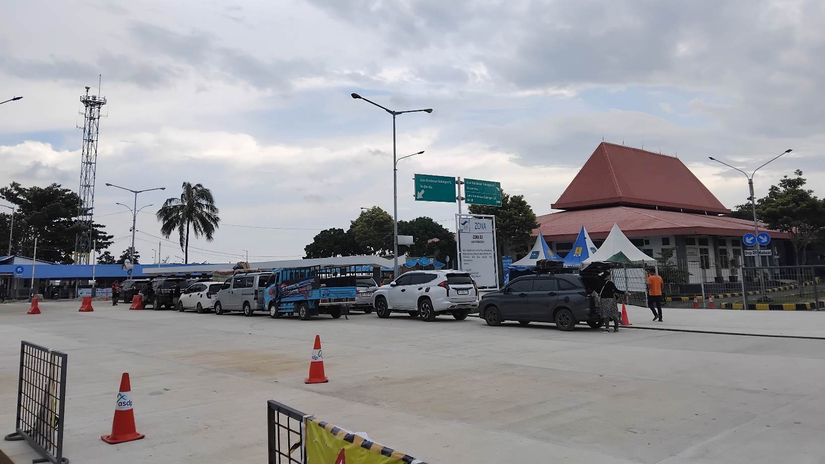 Antrean kendaraan di Pelabuhan Tanjung Kalian. Foto: Sorotanbangka/RR.
