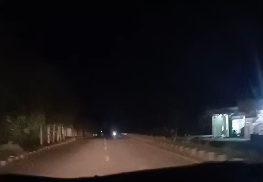 Caption: Suasana jalan di Kecamatan Mentok Gelap tanpa lampu penerangan jalan.