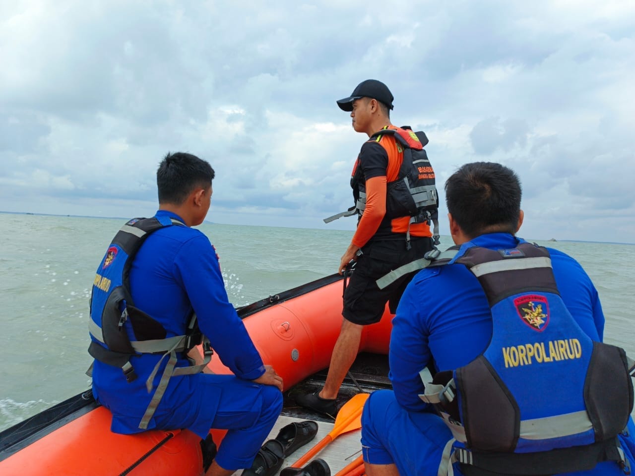 Basarnas Pangkalpinang saat mencari keberadaan nelayan. Foto: Istimewa.