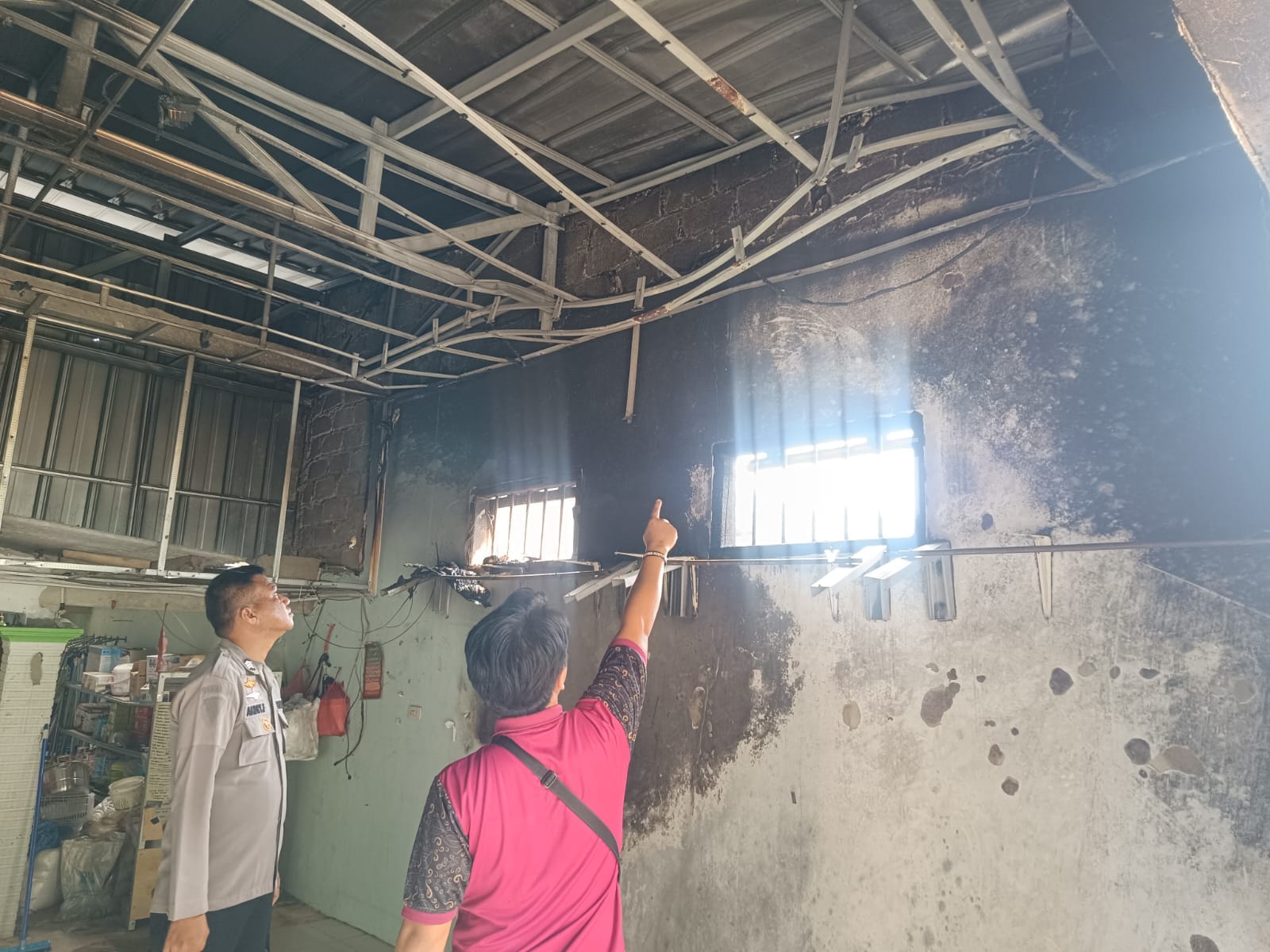 Polisi datangi lokasi kejadian kebakaran di Desa Cupat, Kecamatan Parittiga, Kabupaten Bangka Barat. (Ist)