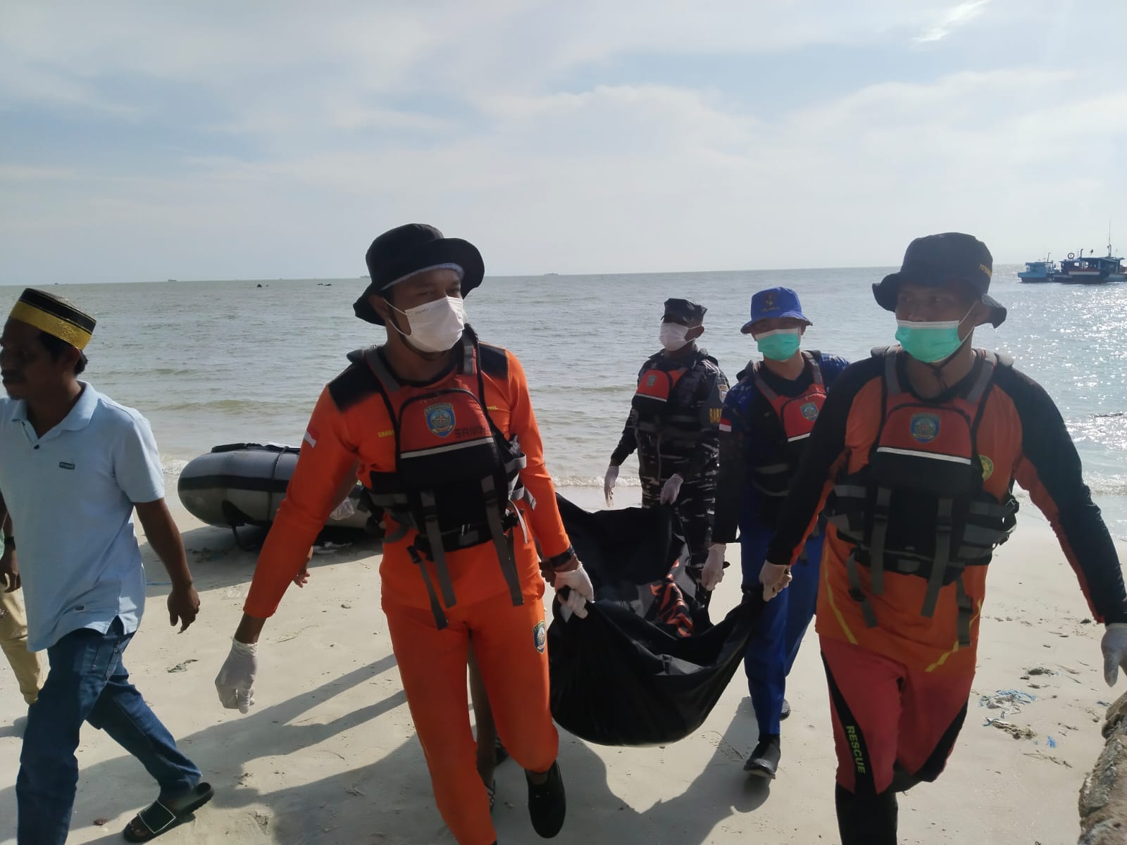 Tim SAR evakuasi jenazah nelayan. Foto: Ist