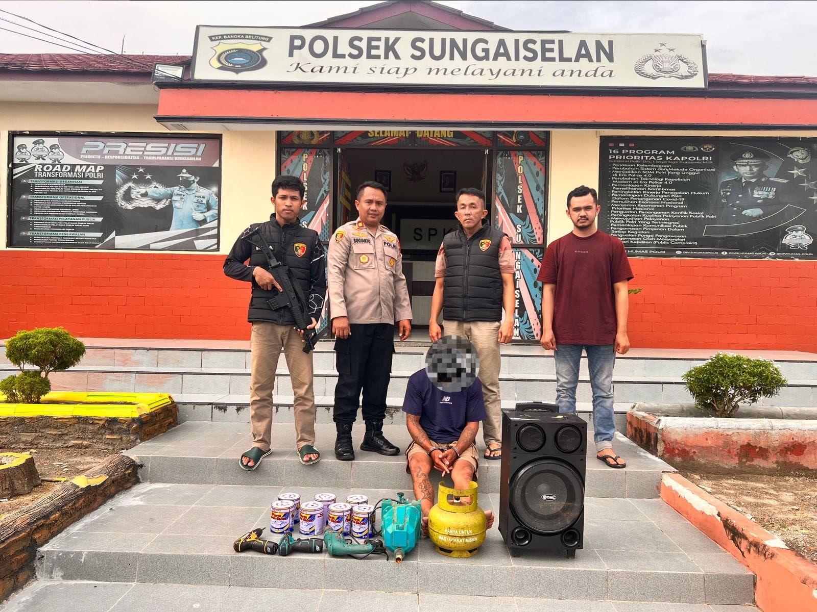 Pelaku pencurian saat diamankan di Mapolsek Sungai Selan. Foto: Istimewa.