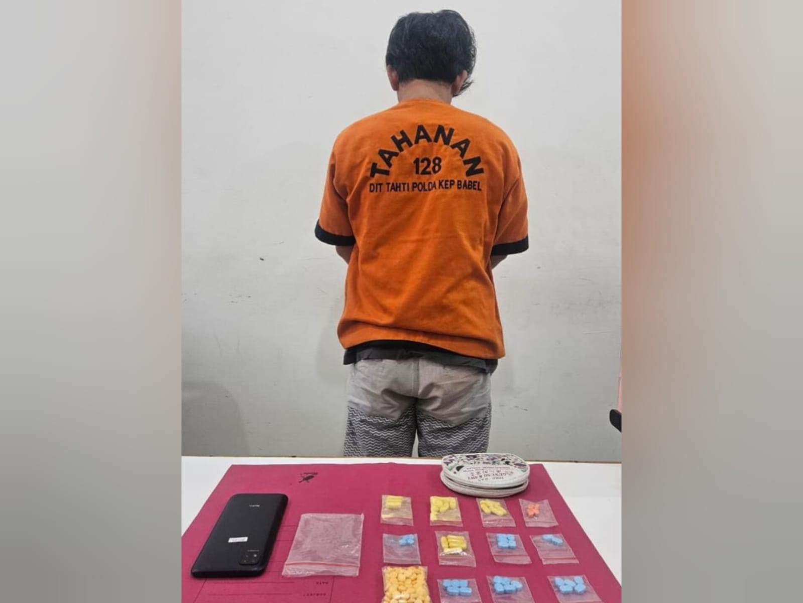 Caption : Tim Subdit 1 Ditresnarkoba Polda Bangka Belitung amankan pelaku kasus tindak pidana narkoba jenis ekstasi di Kota Pangkalpinang pada Minggu (5/1/2025) lalu. (Foto ; ist)