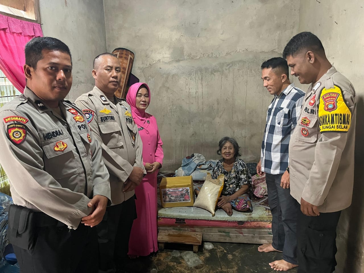 Polsek Sungai Selan berikan bantuan ke warga kurang mampu. Foto: Istimewa.