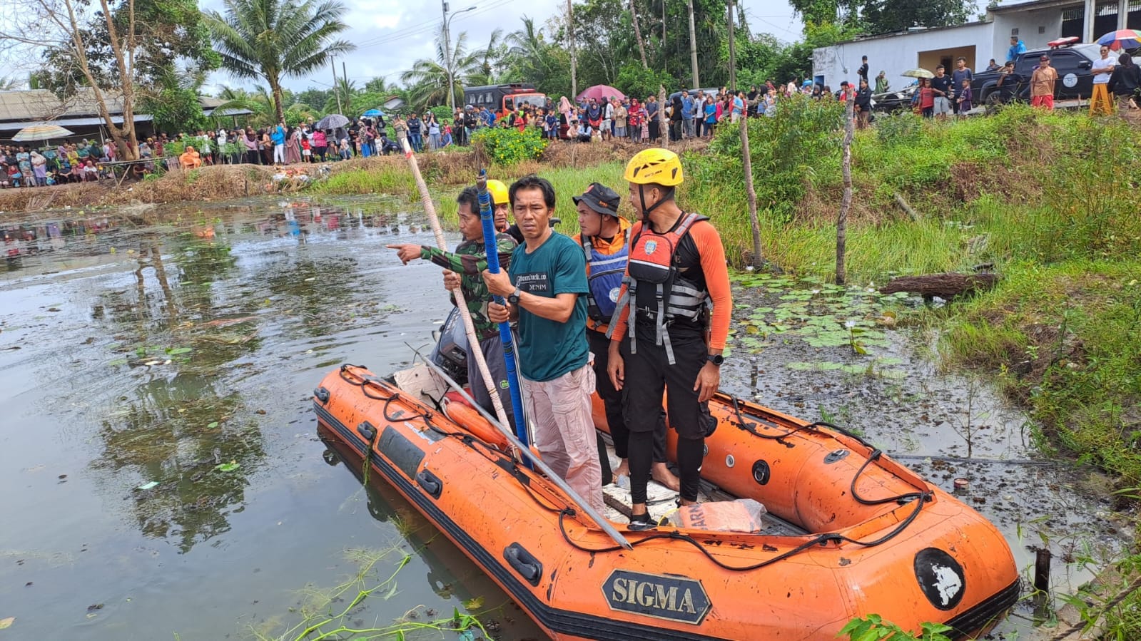 Tim SAR dan masyarakat lakukan pencarian anak hilang di Desa Bukit Layang, Kecamatan Bakam, Bangka, (11/1/2025). Foto ist