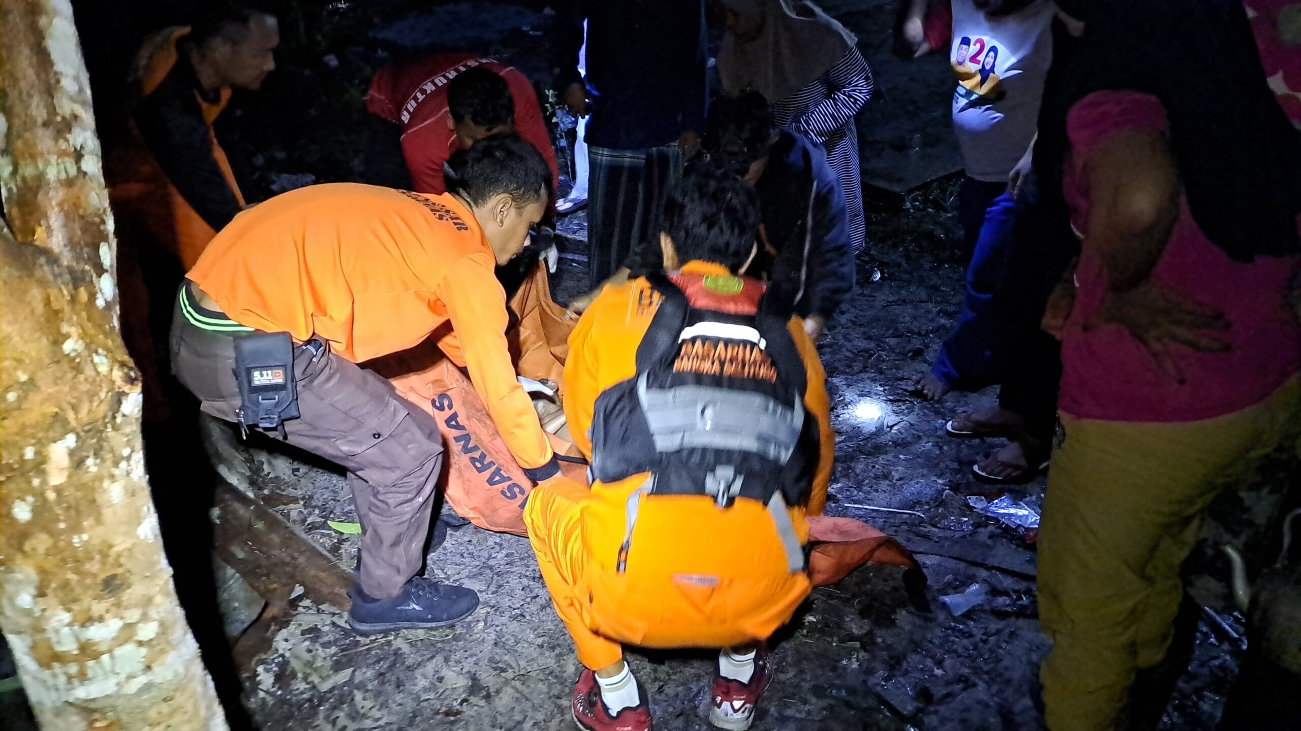 Tim SAR evakuasi mayat yang diduga diterkam buaya di Kolong Sungai Bukit Layang, Kecamatan Bakam, Bangka.