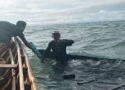 Perahu Pecah Usai Tabrak Kayu, Nelayan Bangka Barat Terombang-ambing di Laut