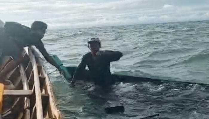 Perahu Pecah Usai Tabrak Kayu, Nelayan Bangka Barat Terombang-ambing di Laut