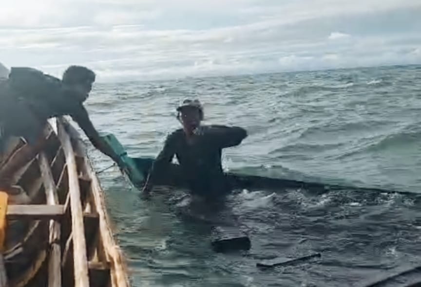 Masyarakat Desa Rambat, selamatkan nelayan yang mengalami kapal tenggelam di Perairan Menduyung, Kundi, Kecamatan Simpang Teritip, Bangka Barat, Senin (13/1/2025). (Foto : Istimewa).