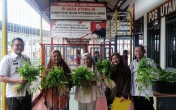 Rutan Kelas IIB Mentok bagikan sayur-mayur kepada masyarakat. (Foto: Istimewa)