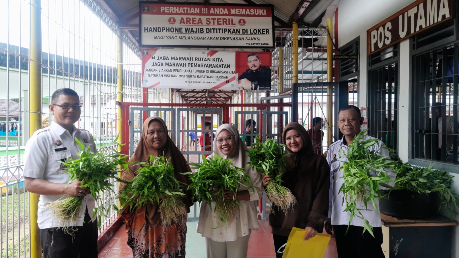 Rutan Kelas IIB Mentok bagikan sayur-mayur kepada masyarakat. (Foto: Istimewa)