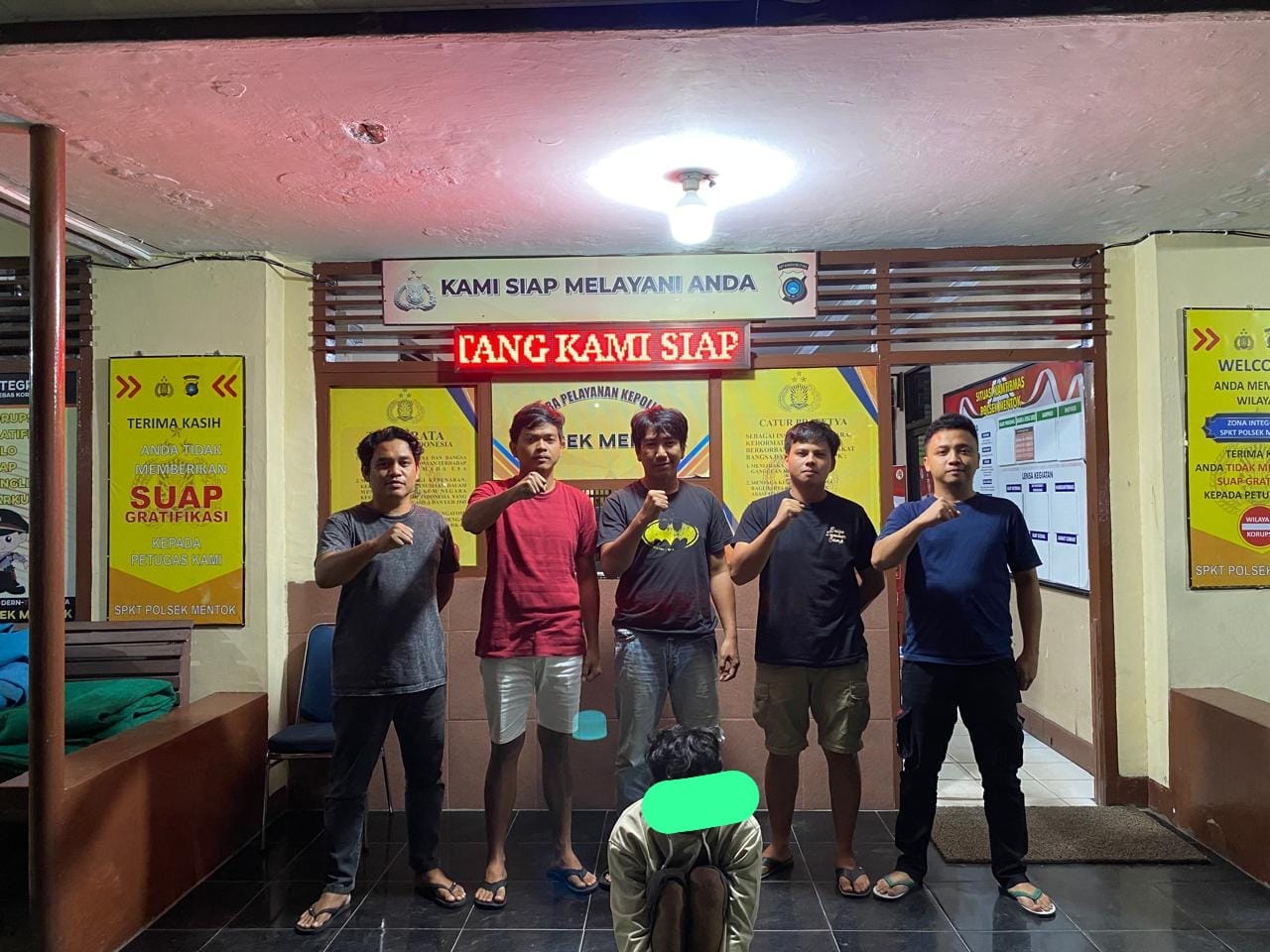 Tersangka ZD saat diamankan di Mapolsek Mentok. Foto: Istimewa.