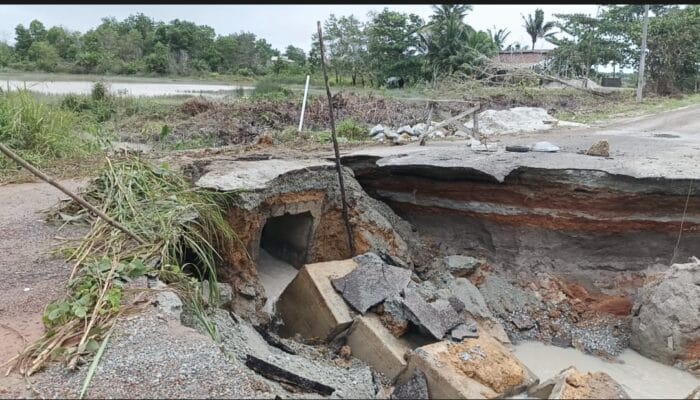 Banjir Sebabkan Akses Jalan Penghubung di Parittiga Putus