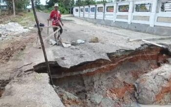 Akses jalan di Parittiga yang rusak. Foto: Sorotanbangka.