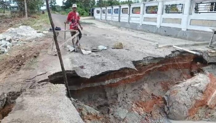 Banyak Jalan Rusak Akibat Banjir, Camat Parittiga Imbau Pengendara Waspada