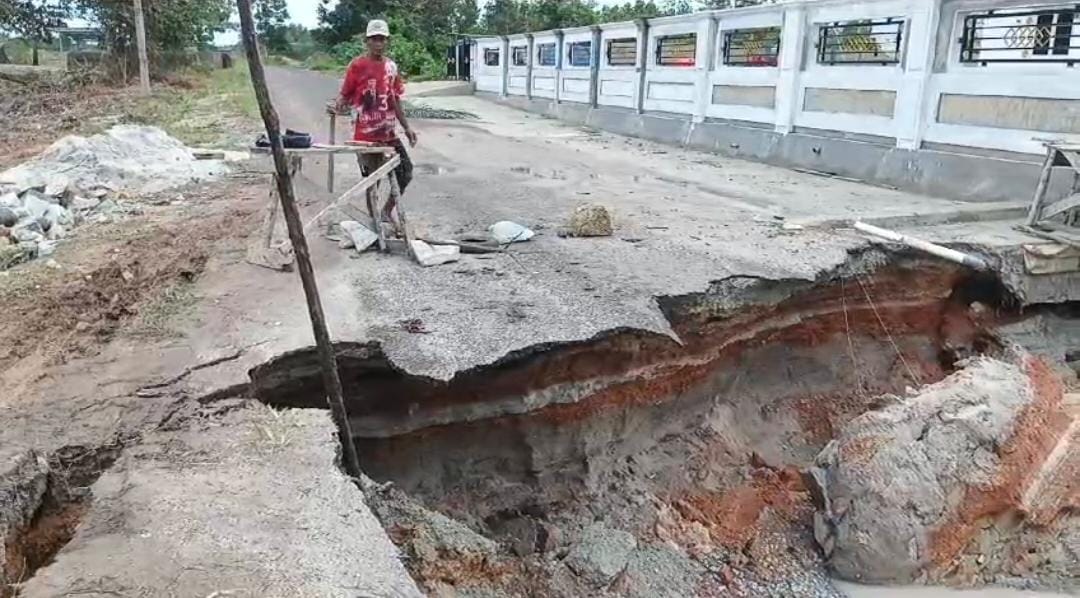 Akses jalan di Parittiga yang rusak. Foto: Sorotanbangka.