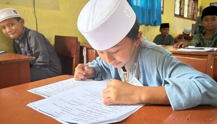 Banjir Melanda Babar, 1.930 Santri Tetap Ikut Munaqosyah, LPPTKA DPD BKPRMI Siapkan Sampan