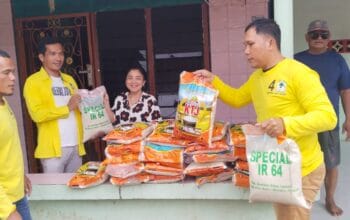 Pemberian bantuan. Foto: Istimewa.