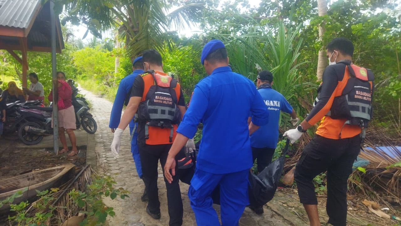 Petugas evakuasi penemuan mayat di Belitung, Selasa (21/1/2025). (Ist)