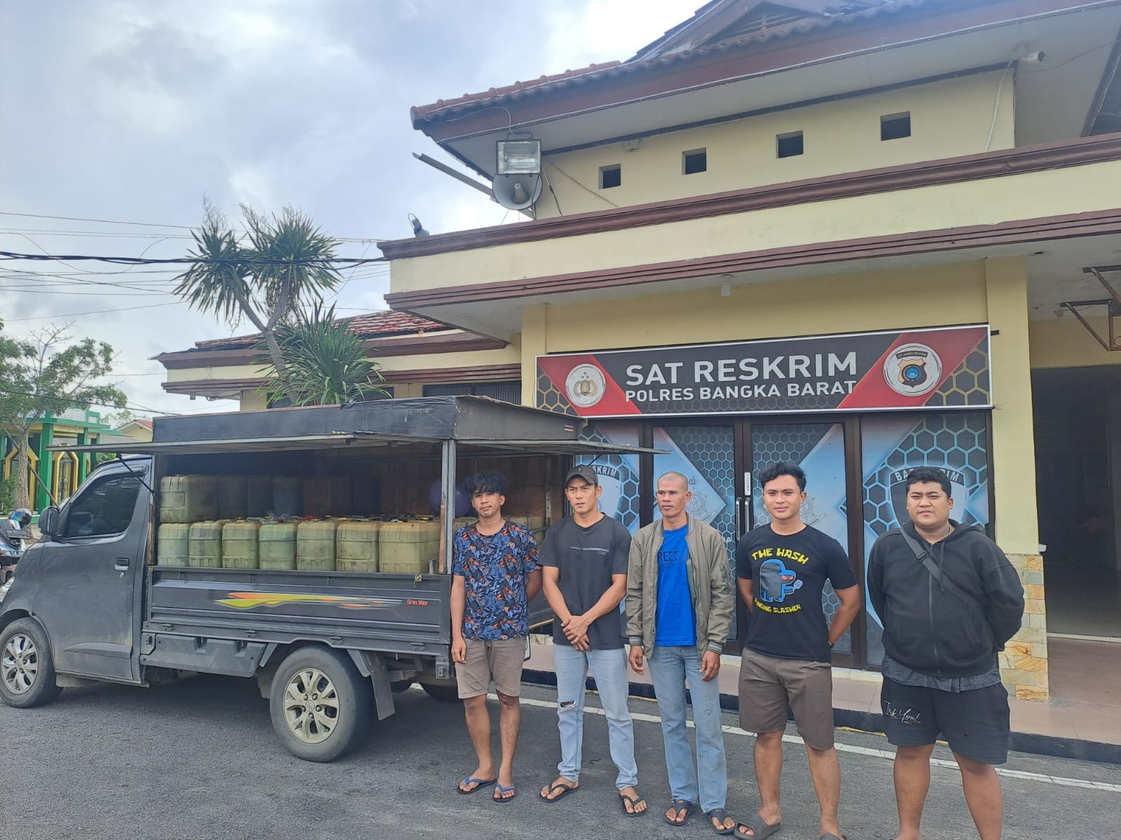 Tersangka dan barang bukti saat diamankan polisi. Foto: Istimewa.