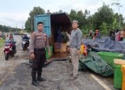 Truk Pengangkut Udang Terguling di Simpang Teritip Bangka Barat