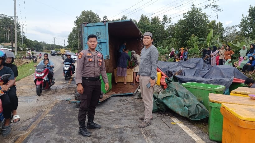 Truk bermuatan udang terguling. Foto: Sorotanbangka