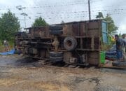 Truk Pengangkut Udang Vaname di Simpang Teritip Terguling, Diduga Rem Blong