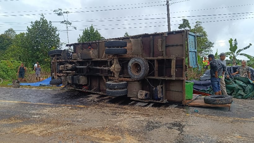 Truk pengangkut udang terguling di Simpang Teritip. Foto: Sorotanbangka.