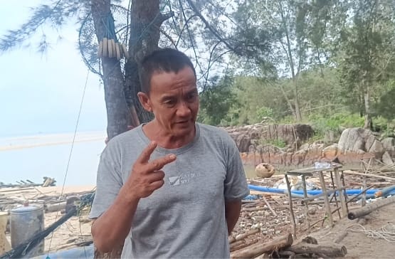 Warga minta buaya di Pantai Kuala Cine. Foto: Sorotanbangka.