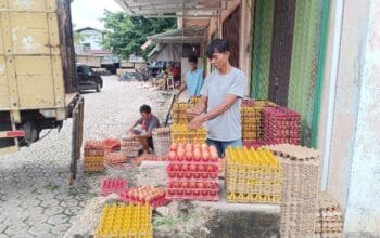 Triyono saat menjajakan telur. Foto: Sorotanbangka.