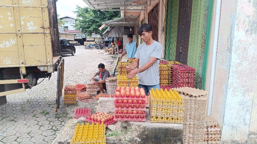 Triyono saat menjajakan telur. Foto: Sorotanbangka.
