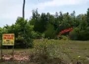 Satu Unit Alat Berat Beraktivitas di Lahan Bakau Pantai Baru Mentok
