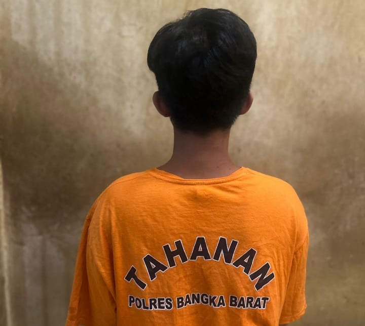 RA saat diamankan di Mapolres Bangka Barat. Foto: Istimewa.