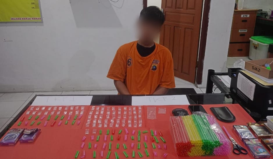 RA saat berada di Satresnarkoba Polres Bangka Barat. Foto: Istimewa.